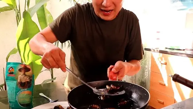 youtuber makan mie pakai kecoak
