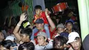 Para Jakmania berusaha masuk stadion Patriot, Bekasi, Minggu (12/11/2017). Pertandingan terakhir Persija di Liga 1 2017 ini membuat antusias Jakmania semakin tinggi untuk datang menyaksikan laga. (Bola.com/ M Iqbal Ichsan)
