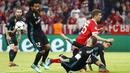 Pemain Bayern, Thomas Mueller (tengah) berusaha melewati kepungan pemain Real Madrid pada leg pertama semfinal Liga Champions di Allianz Arena, Munich, (25/4/2018). Real Madrid menang 2-1. (AP/Matthias Schrader)