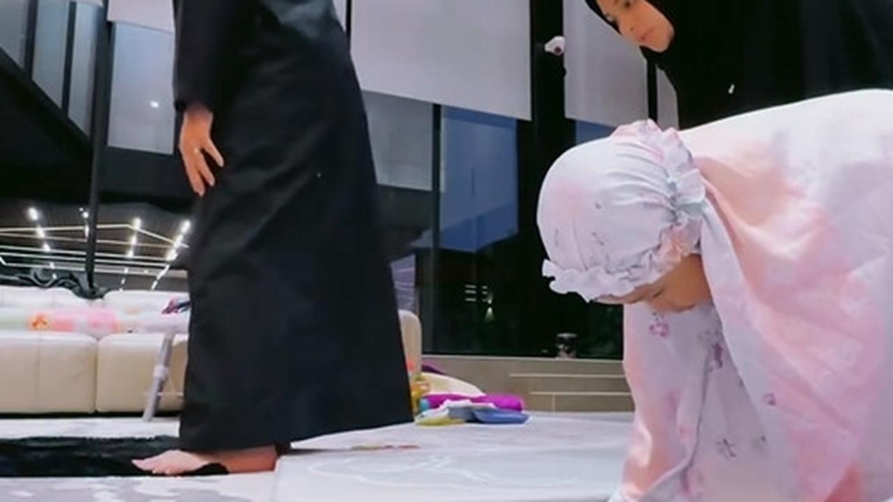 Video Atta yang menunjukkan salat berjamaah bersama keluarganya justru mendapat banyak kritik.&nbsp;