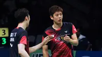 Lee Yong Dae (kanan) berbincang dengan Yoo Yeon Seong saat melawan Chai Biao/Hong Wei (Tiongkok) di final BCA Indonesia Open 2016, Jakarta, Minggu (5/6/2016). (Liputan6.com/Helmi Fithriansyah)