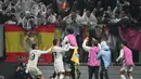 Pemain dan suporter Real Madrid merayakan gol yang dicetak Jude Bellingham pada pertandingan keenam Liga Champions 2024/2025 melawan Atalanta di Stadion Gewiss, Bergamo, pada Selasa 10 Desember 2024 waktu setempat atau Rabu 11 Desember 2024 dini hari Waktu Indonesia Barat. (Alberto PIZZOLI/AFP)