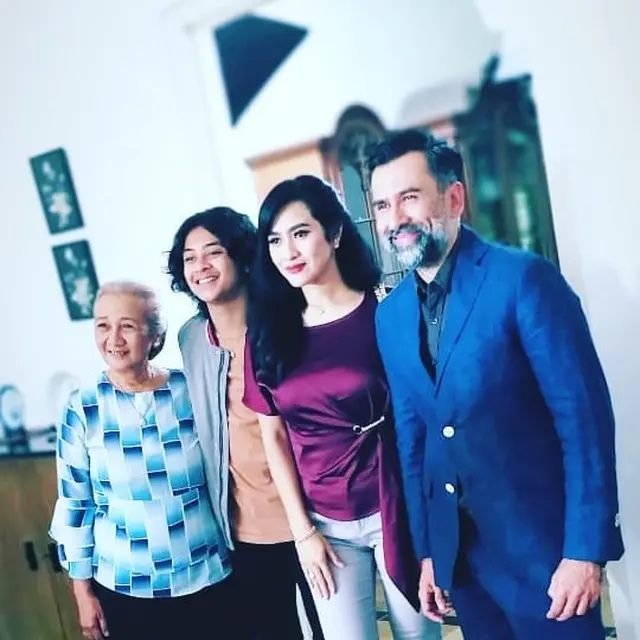 Masih Bersinar di Layar Kaca, Ini 6 Kebersamaan Yati Surachman Bareng Artis Tanah Air