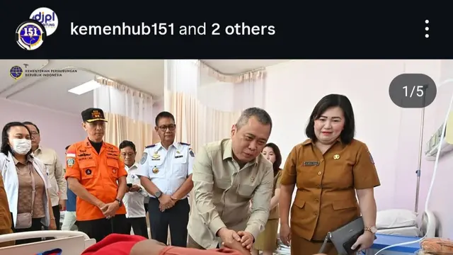 Menteri Perhubungan Dudy Purwagandhi menjenguk langsung korban kebakaran kapal motor atau KM Barcelona 5 di Manado, Sulawesi Utara. (Foto: Kementerian Perhubungan)