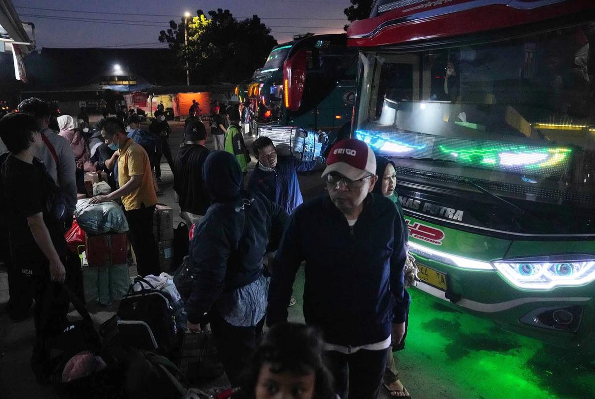 FOTO: Pemudik Mulai Padati Agen Bus Jelang Puncak Arus Mudik Lebaran