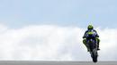 Pebalap Italia, Valentino Rossi, melakukan jumping wheelie saat latihan jelang GP Jerman di Sirkuit Sachsenring, Jerman. (AFP/Robert Michael)