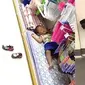 Potret nyeleneh bocah tidur sembarangan (sumber: boredpanda)