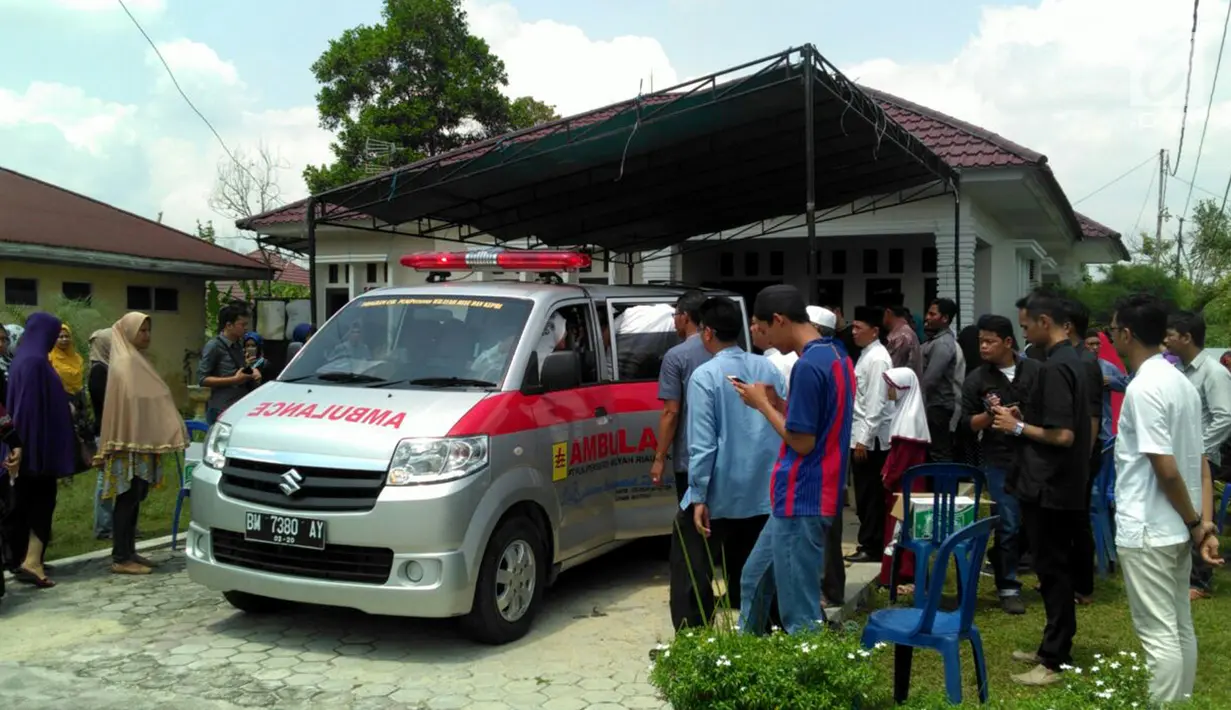 Sebuah mobil ambulans yang akan mengantarkan almarhum dr Ryan Thamrin eks presenter Dr Oz Indonesia ke tempat pemakaman umum di Pekanbaru , Jumat (08/04). (Liputan6.com/ M. Syukur)