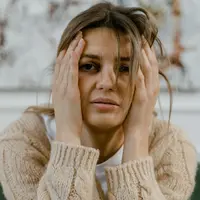 perempuan yang mengalami relationship anxiety//copyright pexels/MART PRODUCTION