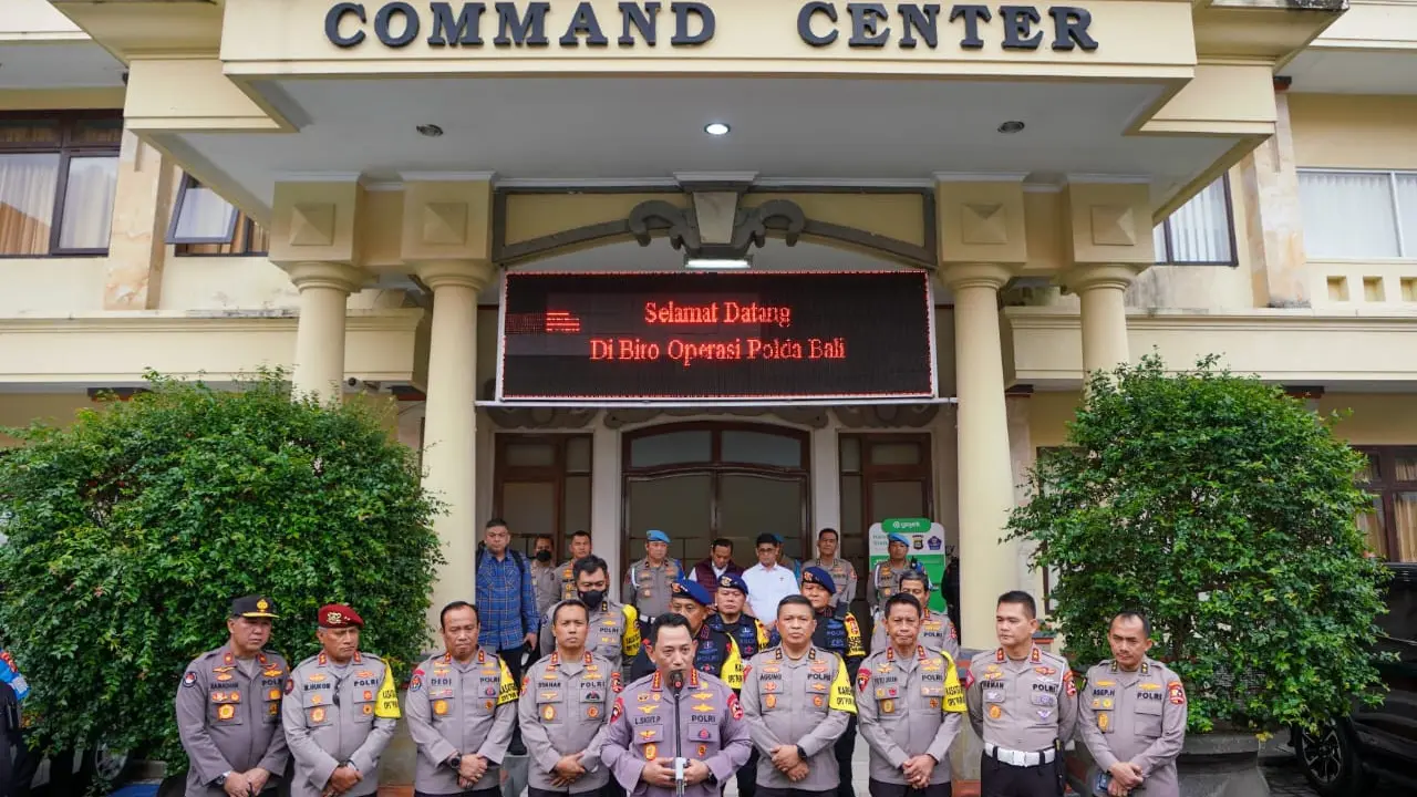Kapolri Jenderal Listyo Sigit Prabowo meninjau command center di Polda Bali terkait pengamanan pergelaran puncak Konferensi Tingkat Tinggi (KTT) G20, Sabtu (5/11/2022).