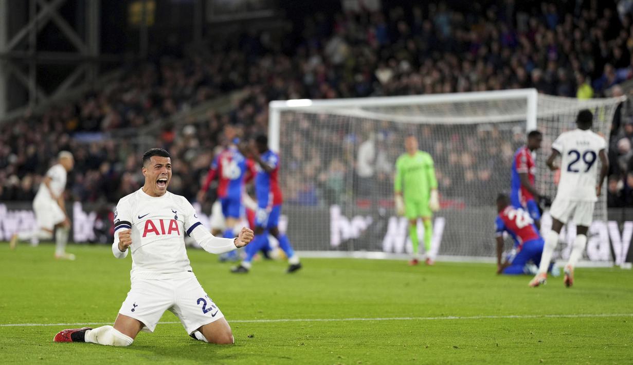 Pemain Tottenham Hotspur, Pedro Porro, merayakan gol ke gawang Crystal Palace pada laga Liga Inggris di Stadion Selhurst Park Sabtu (28/10/2023). Tambahan tiga poin memastikan Tottenham kini telah mengoleksi 26 poin dari sepuluh laga. Tottenham nyaman di puncak klasemen sementara unggul lima angka dari Arsenal dan Manchester City. (PA/Via AP/(John Walton)