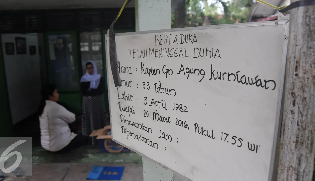 Papan Informasi duka Kapten Cpn Agung Kurniawan di Semarang, Senin ( 21/3). Kapten Agung adalah satu dari 13 korban meninggal pada kecelakaan helikopter Bell 412 milik TNI AD di Poso, Sulawesi Tengah. (Liputan6.com/Gholib)