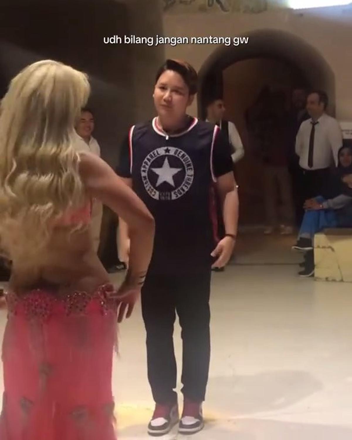7 Potret Rangga SMASH Battle Belly Dance di Turki, Gak Kalah Jago - Sang Penari Malah Terlihat Insecure
