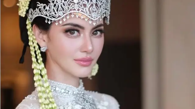 Pesona Davika Hoorne Dipulas Makeup Flawless, Tampil Bak Pengantin Lokal dengan Kebaya dan Siger Sunda