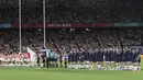 Pemain rugby Jepang dan Skotlandia berdoa bersama selama satu menit untuk korban Topan Hagibis sebelum Pertandingan Pool A Piala Dunia Rugbi 2019 di Stadion Internasional Yokohama (13/10/2019). (AP Photo/Eugene Hoshiko)