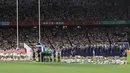 Pemain rugby Jepang dan Skotlandia berdoa bersama selama satu menit untuk korban Topan Hagibis sebelum Pertandingan Pool A Piala Dunia Rugbi 2019 di Stadion Internasional Yokohama (13/10/2019). (AP Photo/Eugene Hoshiko)