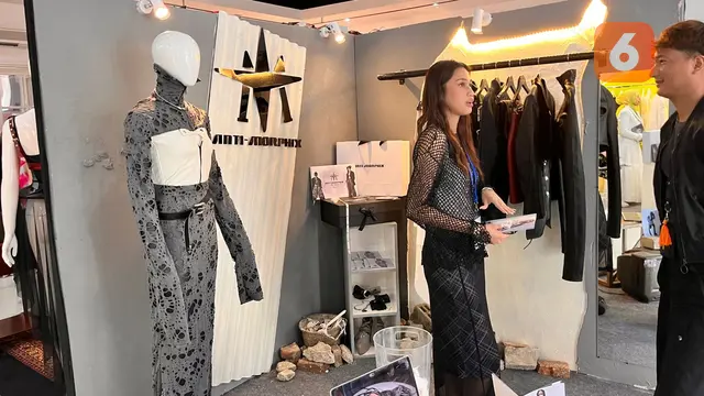 Sebanyak 75 pameran karya kreatif dari tiga program studi ESMOD, ditampilkan dalam konsep booth di kampus ESMOD Jakarta