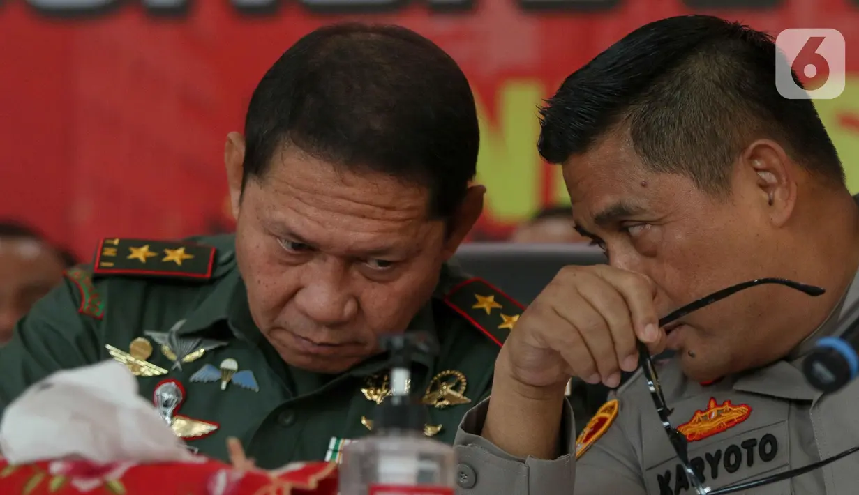 Kapolda Metro Jaya Irjen Pol Karyoto (kanan) bersama Pangdam Jaya Mayjen TNI Rafael Granada Baay saat memberi keterangan terkait pengungkapan kasus peredaran gelap narkotika Jaringan Internasional Malaysia di halaman Polda Metro Jaya, Jakarta, Rabu (6/11/2024). (Liputan6.com/Herman Zakharia)