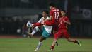 <p>Pemain Timnas Indonesia U-19, Rabbani Tasnim Siddiq (kiri) berebut bola dengan pemain Timnas Vietnam U-19, Nguyen Bao Long saat laga Grup A Piala AFF U-19 2022 antara Timnas Indonesia U-19 melawan Timnas Vietnam U-19 di Stadion Patriot Candrabhaga, Bekasi, Jawa Barat, Sabtu (02/07/2022). (Bola.com/Ikhwan Yanuar)</p>