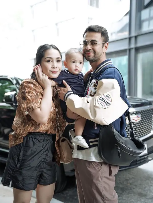 Berpose bareng sang suami dan putra kecilnya, Nagita tampil santai mengenakan kemeja bermotif warna coklat yang dipadu dengan celana pendek hitam. Melansir @fashion_nagita, kemeja bernama 'Marty Terazzo-Print Silk Shirt dari RejinaPyo itu ditaksir sekitar Rp8,7 juta (Instagram/raffinagita1717).