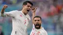 Bek timnas Spanyol, Jordi Alba berselebrasi dengan Alvaro Morata setelah mencetak gol ke gawang Swiss pada perempat final Euro 2020 di Krestovsky Stadium, Saint Petersburg, Sabtu (3/7/2021) dini hari WIB.  Spanyol menyingkirkan Swiss 3-1 (1-1) melalui adu penalti. (AP Photo/Dmitri Lovetsky, Pool)