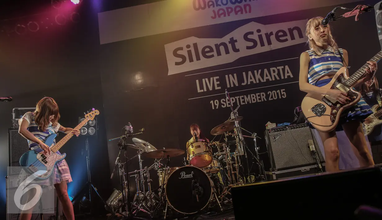 Grup band asal Jepang Silent Siren beraksi dalam konser yang di gelar di Annex Building, Jakarta, Sabtu (19/9/2015). Silent Siren terdiri dari 4 cewek cantik itu berhasil menghibur penggemarnya di Jakarta. (Liputan6.com/Faizal Fanani)