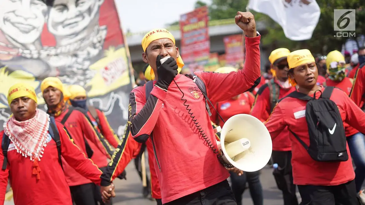 Massa Demonstrasi di Depan DPR