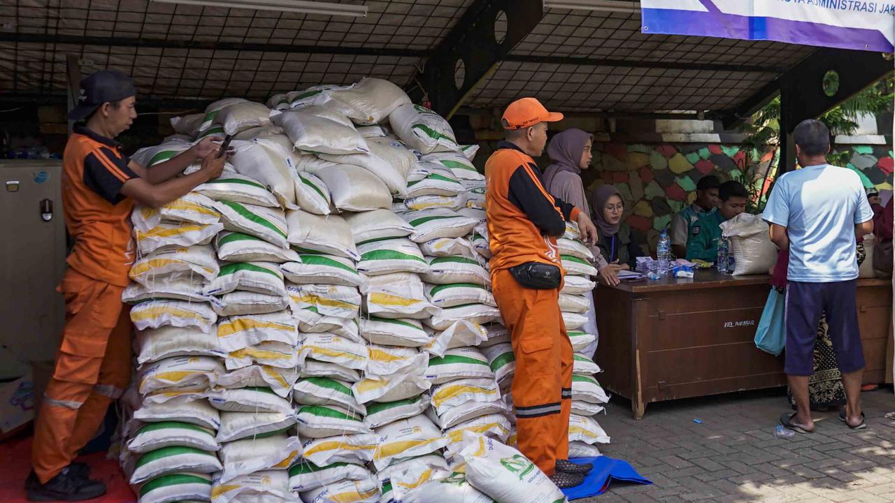 FOTO: 20 Kg Beras untuk Warga Rentan, Pemerintah Gulirkan Bansos Pangan
