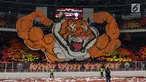 Suporter tim Macan Kemayoran membuat koreografi jelang laga Persija melawan Johor Darul Takzim pada lanjutan penyisihan Grup H Piala Asia 2018 di Stadion GBK, Jakarta, Selasa (10/4). Persija menang telak 4-0. (Liputan6.com/Helmi Fithriansyah)