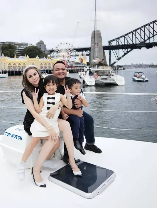 Dalam momen liburan akhir tahun baru ini memang banyak keluarga selebriti yang memilih untuk liburan ke luar negeri. Tidak sedikit para selebriti yang pergi ke Jepang, Inggris, hingga Australia seperti Momo Geisha bersama dengan keluarga. (Liputan6.com/IG/@therealmomogeisha)