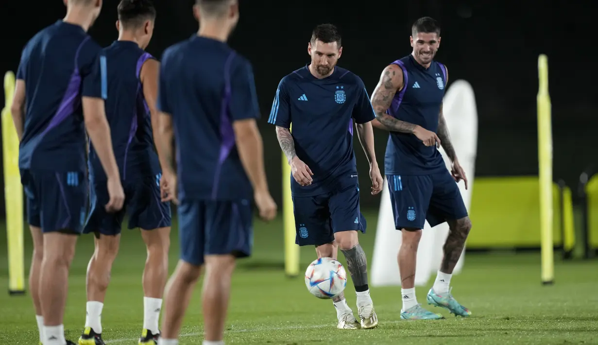 Penyerang Argentina Lionel Messi melakukan pemanasan saat latihan jelang lanjutan Piala Dunia Grup C matchday ketiga melawan Polandia, di Doha, Qatar, Selasa (29/11/2022). Soal susunan pemain yang akan diturunkan kedua pelatih, diprediksi tidak akan mengalami banyak perubahan. (AP Photo/Jorge Saenz)