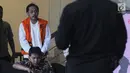 Gubernur Kepulauan Riau nonaktif Nurdin Basirun meninggalkan gedung KPK usai pemeriksaan di Jakarta, Selasa (10/9/2019). Nurdin Basirun diperiksa sebagai tersangka kasus dugaan suap izin prinsip dan izin lokasi pemanfaatan laut, proyek reklamasi di wilayah Kepulauan Riau. (merdeka.com/Dwi Narwoko)