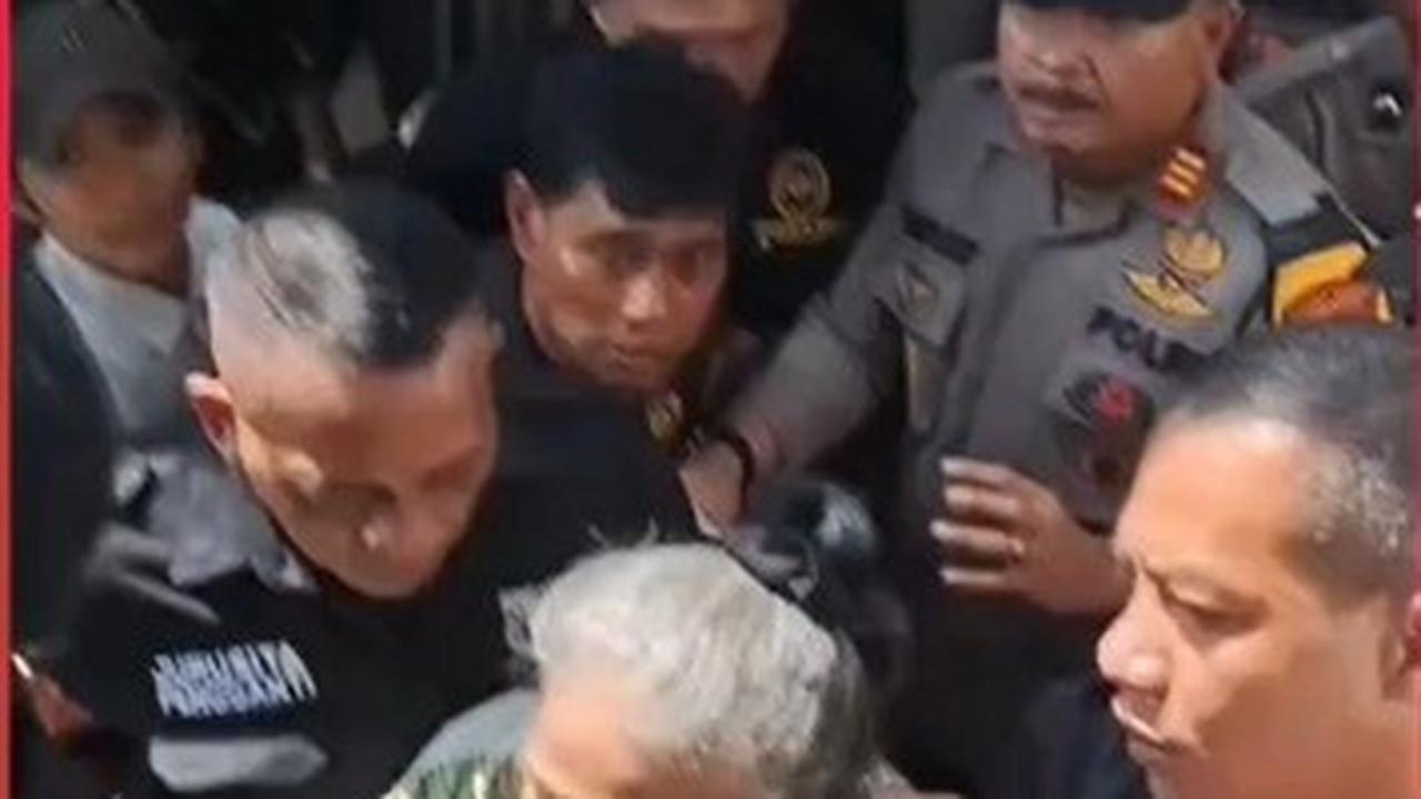 Detik-Detik Pembongkaran Paksa Rumah Atalarik Syach, Suasana Panas dan Tegang Dikepung Puluhan Aparat