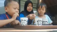 Pengunjung bisa menikmati susu sapi segar berbagai varian rasa, sehingga tidak menimbulkan rasa bosan untuk minum susu. (Liputan6.com/Arief Pramono)