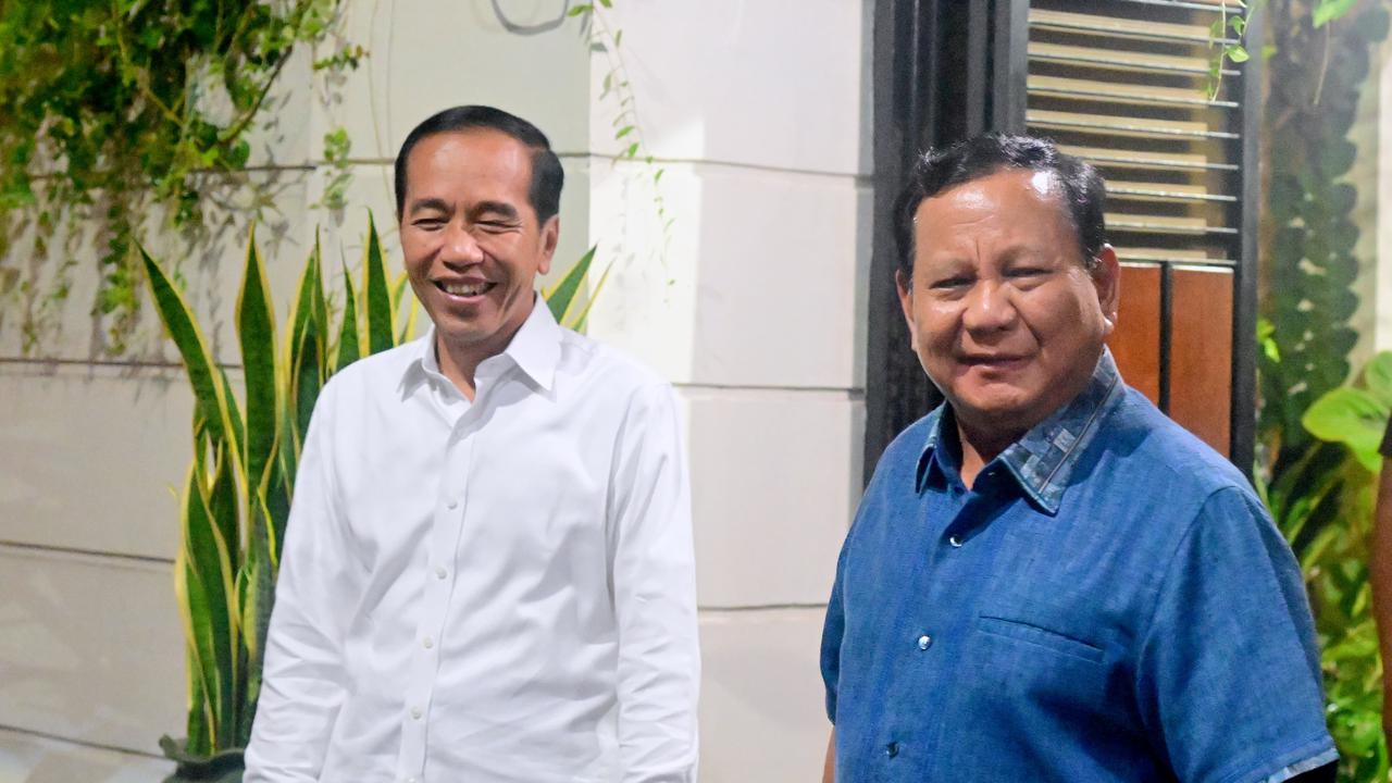 Presiden Republik Indonesia (RI) Prabowo Subianto mengadakan pertemuan dengan Presiden ke-7 RI, Joko Widodo (Jokowi), pada Minggu malam, 3 November 2024. Keduanya makan malam di restoran di Kota Solo.
