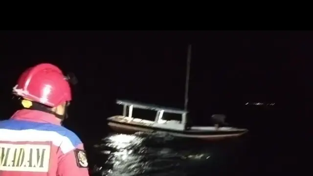 Damkar evakuasi Nelayan di perairan Kepulauan Seribu akibat mesin kapalnya mati.