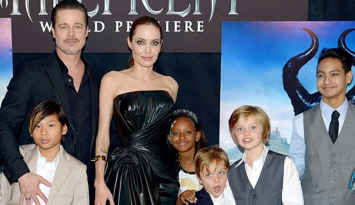 Angelina Jolie dan Brad Pitt bersama anak-anak mereka [foto: In Touch Weekly]