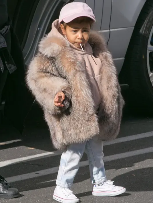 Nori, panggilan North West, menghadapi udara dingin di Los Angeles dengan jaket bulu yang ditaksir seharga US$ 3.500 atau Rp 48 jutaan. (mirror.co.uk)