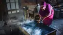 Pekerja mendinginkan biji kopi usai dipanggang melalui metode tradisional di sebuah pabrik di Banda Aceh, Aceh, Rabu (3/3). Aceh merupakan salah satu wilayah penghasil kopi terbaik di Indonesia. (CHAIDEER MAHYUDDIN/AFP)