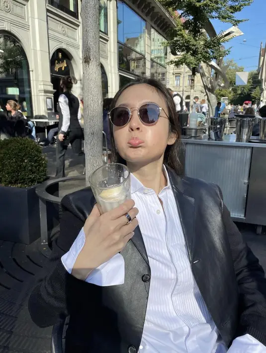 <p>Jaket kulit juga bisa menjadi fashion item yang dominan kala menghadirkan gaya harian. Padukan dengan kemeja favorit untuk memaksimalkan personal style. [Foto: Instagram/ poydtreechada].</p>