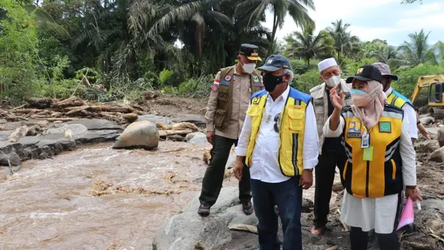 Menteri PUPR Basuki Hadimuljono meninjau penanganan darurat lokasi terdampak gempa di Pasaman dan Pasaman Barat, Sumatera Barat. (Dok Kementerian PUPR)