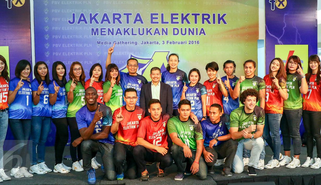 Tim voli PBV Elektrik PLN bepose saat umumkan ikut serta dalam Pertamina Proliga 2016 sekaligus perkenalkan seragam anyar mereka jelang kompetisi, Jakarta, Rabu (3/2). Jakarta Elekrik PLN telah mempersiapkan 15 pemain. (Liputan6.com/Yoppy Renato)