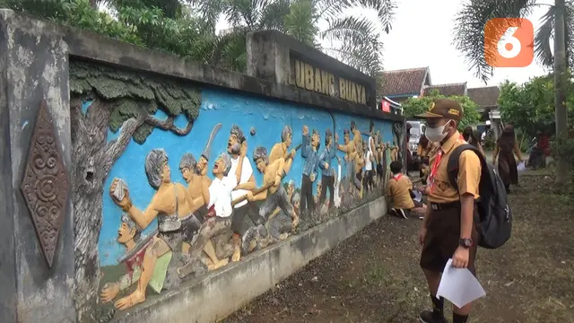 Para siwa SDN 2 Jajang Banyuwangi mengunjungi monumen Lubang Buaya Cemetuk, Cluring Banyuwangi (Hermawan Arifianto/Liputan6.com)