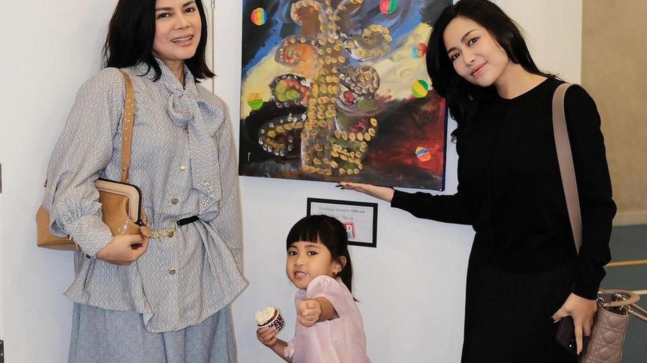 Mama dan Chava ikut bersama Rachel untuk menghadiri hari terakhir Xabiru di sekolah.