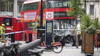 Petugas darurat menangani lokasi kecelakaan di Allington Street, London, Inggris, setelah sebuah bus tingkat mengalami insiden pada Kamis (4/9/2025). (Dok. James Manning/PA via AP)
&nbsp;