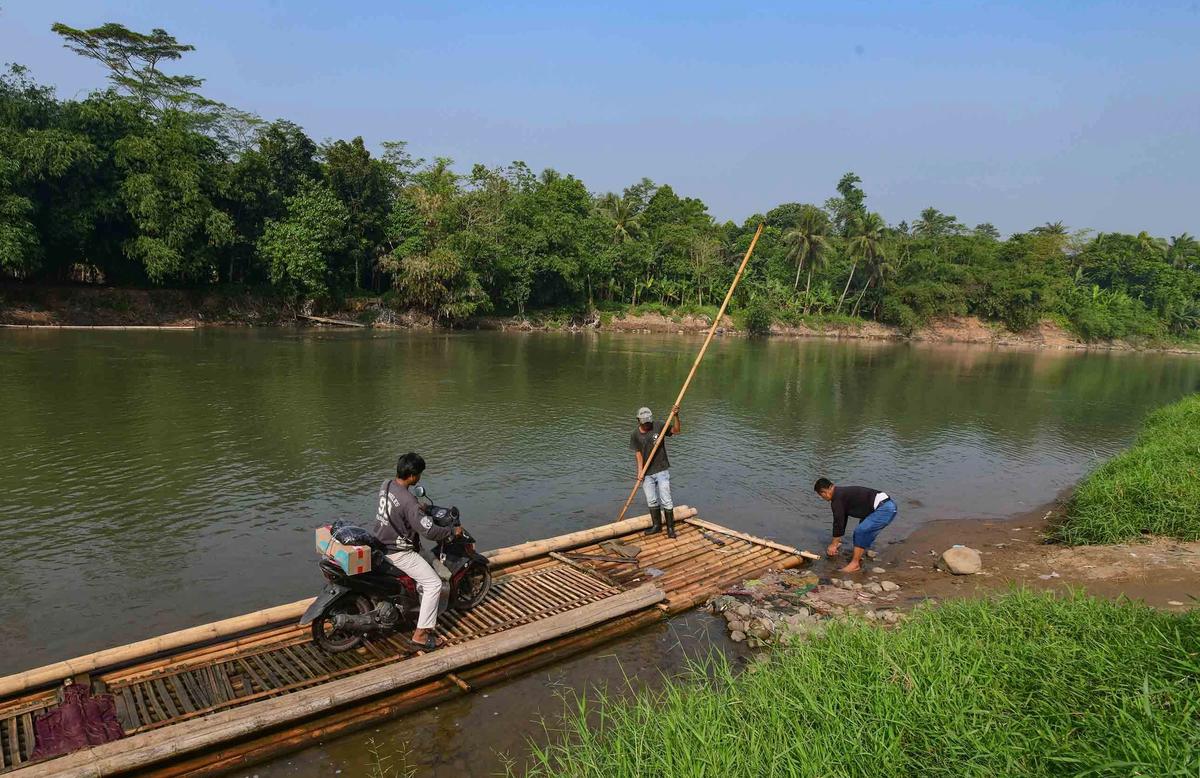 FOTO: Rakit Bambu Terakhir di Sungai Cisadane Masih Melayani Warga