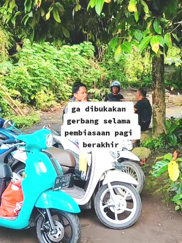 Guru Terlambat Dihadang Tutup Gerbang oleh Siswa