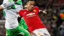 Penyerang MU, Memphis Depay (kiri) berusaha melewati gelandang Wolfsburg, Christian Trasch pada laga Liga Champions di Stadion Old Trafford, Inggris, Kamis (1/10/2015). MU menang atas Wolfsburg dengan skor 2-1. (Reuters/Andrew Yates)