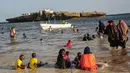 Sejumlah warga saat bermain di Pantai Jazera di pinggiran Mogadishu, Somalia (24/11). Pantai ini jadi tempat rekreasi populer bagi warga Somalia. (AFP Photo/Mohamed Abdiwahab)