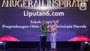 Chief Content Officer (COO) KapanLagi Youniverse, Wens Manggut  (kanan) memberikan plakat kepada perwakilan Bupati Paser  saat acara Anugerah Inspiratif Liputan6.com di hotel Shangri La, Jakarta, Rabu (31/7/2024). Bupati Paser dr. Fahmi Fadli menerima  penghargaan Tokoh Inspiratif Pengembangan Olahraga dan Pariwisata Daerah. (Liputan6.com/Herman Zakharia)